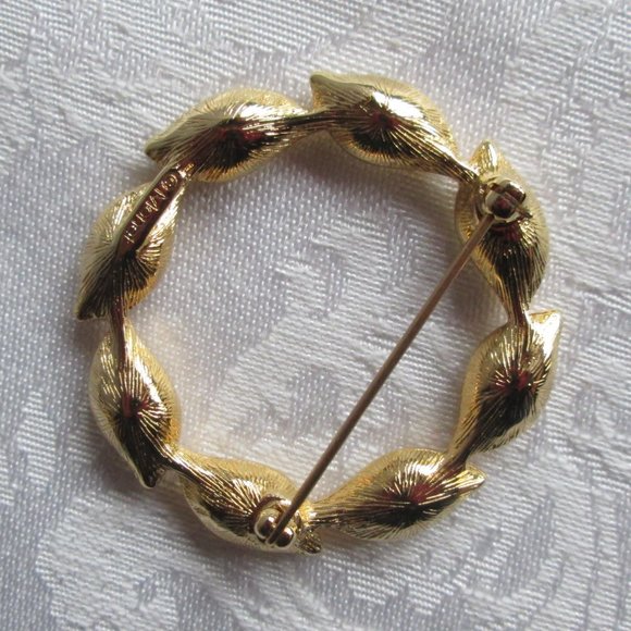 ๐ MONET GOLD ROUND SWARVORSKI CRYSTAL LEAF BROOCH โ VINTAGE ๐ - Picture 5 of 13